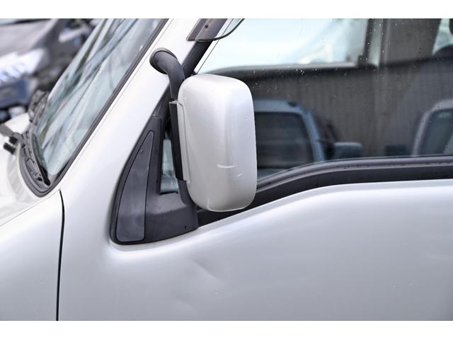 サンバーバン ディアス　５速ミッション車　後期型　サイドデカール　入手困難な丸フォグ！　ＰＳ　ＰＷ　ＡＢＳ　純正アルミホイール　エアバッグ（32枚目）