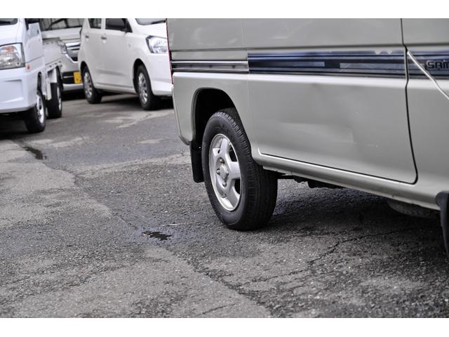 サンバーバン ディアス　５速ミッション車　後期型　サイドデカール　入手困難な丸フォグ！　ＰＳ　ＰＷ　ＡＢＳ　純正アルミホイール　エアバッグ（48枚目）