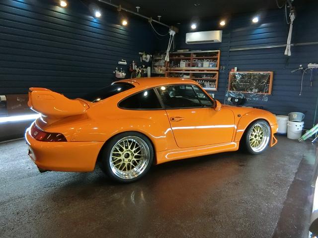 ９１１ ９１１カレラ　クーペＩＩ　‘９６後期モデル　後期バリオラムエンジン　エンジンＯＨ済　ＧＴ２ＥＶＯ仕様　オーバーフェンダー　車高調　スポーツマフラー　電動ＲＥＣＡＲＯ　１８インチＡＷ　純正リトロニック　バックカメラ　正規Ｄ車（7枚目）