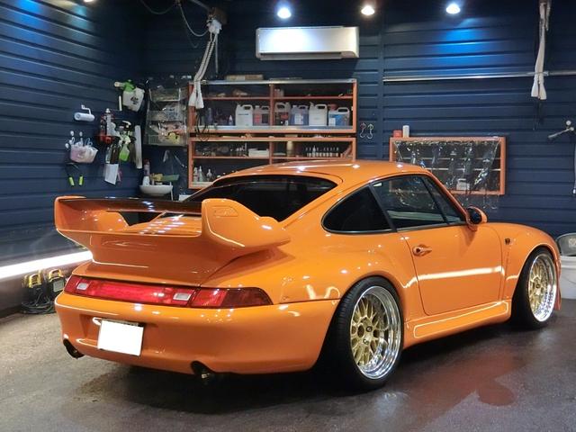 ９１１ ９１１カレラ　クーペＩＩ　‘９６後期モデル　後期バリオラムエンジン　エンジンＯＨ済　ＧＴ２ＥＶＯ仕様　オーバーフェンダー　車高調　スポーツマフラー　電動ＲＥＣＡＲＯ　１８インチＡＷ　純正リトロニック　バックカメラ　正規Ｄ車（9枚目）