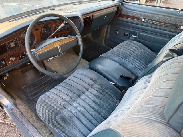 ビュイックリーガル 　クーペ　ランドゥー　外装ライトブルー　内装ブルー系（23枚目）