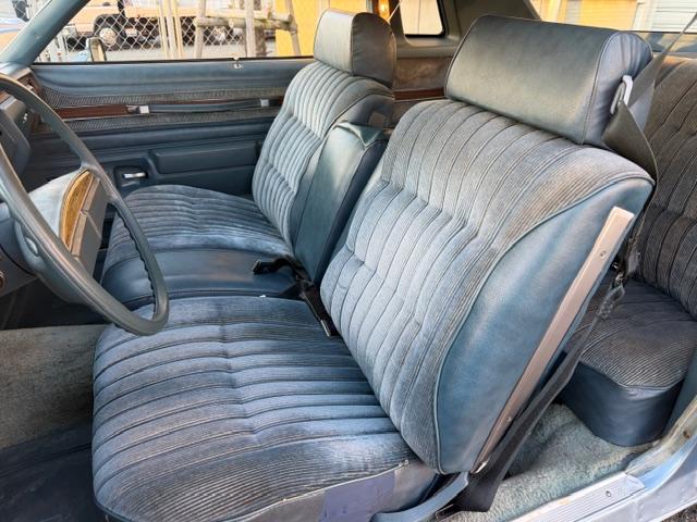 ビュイックリーガル 　クーペ　ランドゥー　外装ライトブルー　内装ブルー系（25枚目）