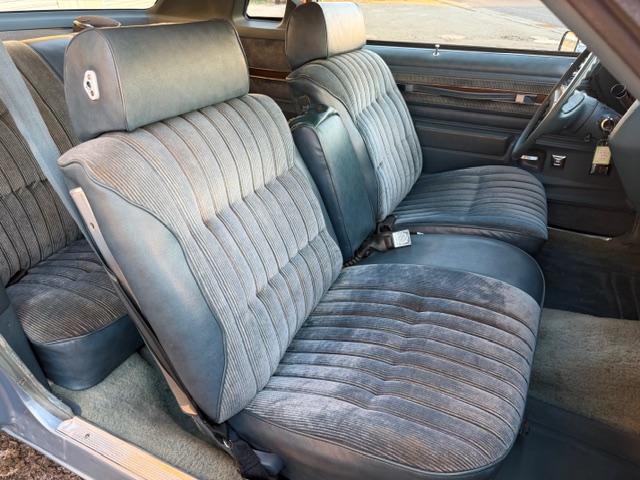 ビュイックリーガル 　クーペ　ランドゥー　外装ライトブルー　内装ブルー系（26枚目）