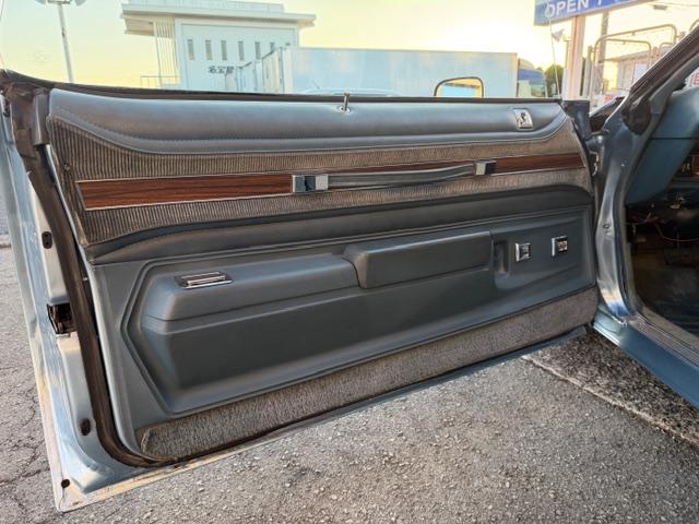 ビュイックリーガル 　クーペ　ランドゥー　外装ライトブルー　内装ブルー系（31枚目）