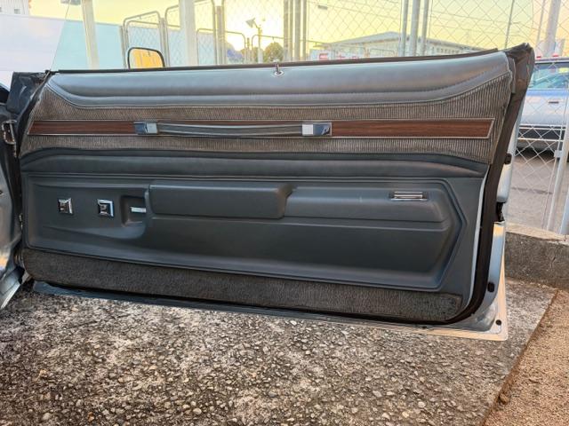 ビュイックリーガル 　クーペ　ランドゥー　外装ライトブルー　内装ブルー系（32枚目）