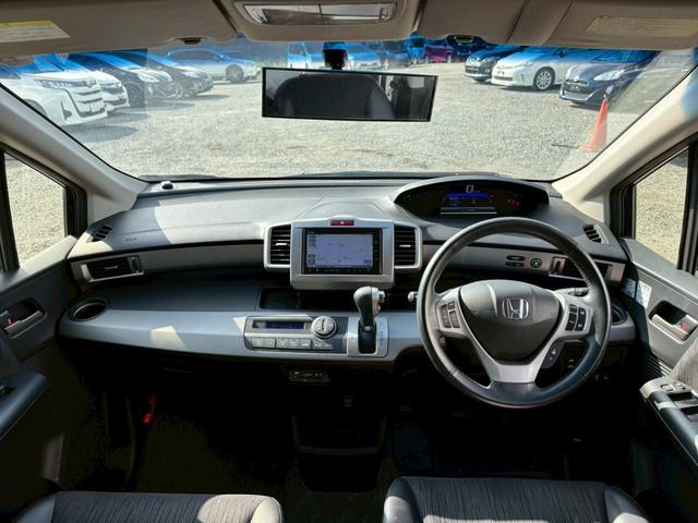 フリードハイブリッド ジャストセレクション　メモリーナビ　フルセグＴＶ　リアカメラ　スマートキー　ＨＩＤヘッドライト　両側パワスラ　Ｂｌｕｅｔｏｏｔｈ　クルコン　純正１５インチアルミ　ＥＴＣ（18枚目）