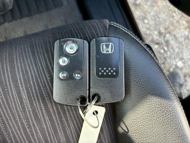 フリードハイブリッド ジャストセレクション　メモリーナビ　フルセグＴＶ　リアカメラ　スマートキー　ＨＩＤヘッドライト　両側パワスラ　Ｂｌｕｅｔｏｏｔｈ　クルコン　純正１５インチアルミ　ＥＴＣ（33枚目）