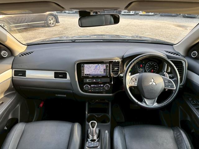 アウトランダーPHEV Gプレミアムパッケージ 4WD SDナビ フルセグTV リアカメラ スマートキー HIDヘッドライト 衝突軽減ブレーキ 革シート Bluetooth ACC 純正18インチアルミ ETC(18枚目)