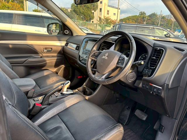 アウトランダーPHEV Gプレミアムパッケージ 4WD SDナビ フルセグTV リアカメラ スマートキー HIDヘッドライト 衝突軽減ブレーキ 革シート Bluetooth ACC 純正18インチアルミ ETC(42枚目)