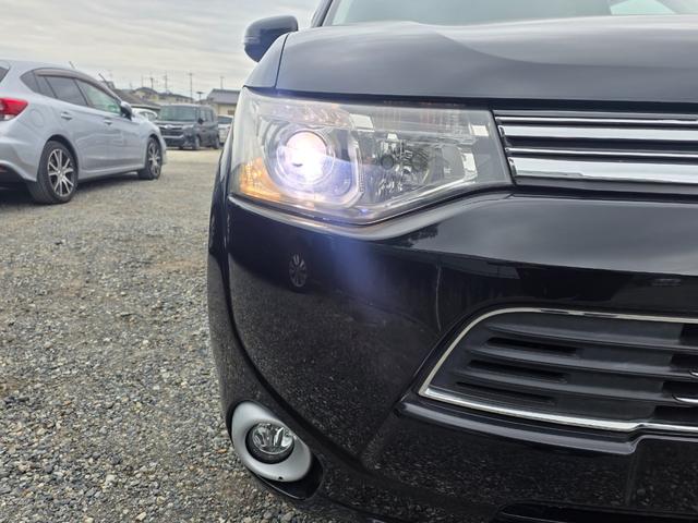 アウトランダーPHEV Gナビパッケージ 4WD SDナビ フルセグTV リアカメラ スマートキー HIDヘッドライト 衝突軽減ブレーキ 前ドラレコ シートヒーター Bluetooth ACC 純正18インチアルミ ETC(17枚目)