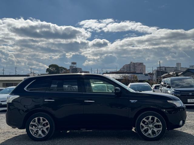 アウトランダーＰＨＥＶ Ｇナビパッケージ　４ＷＤ　ＳＤナビ　フルセグＴＶ　リアカメラ　スマートキー　ＨＩＤヘッドライト　衝突軽減ブレーキ　Ｂｌｕｅｔｏｏｔｈ　ＡＣＣ　純正１８インチアルミ　ＥＴＣ（8枚目）