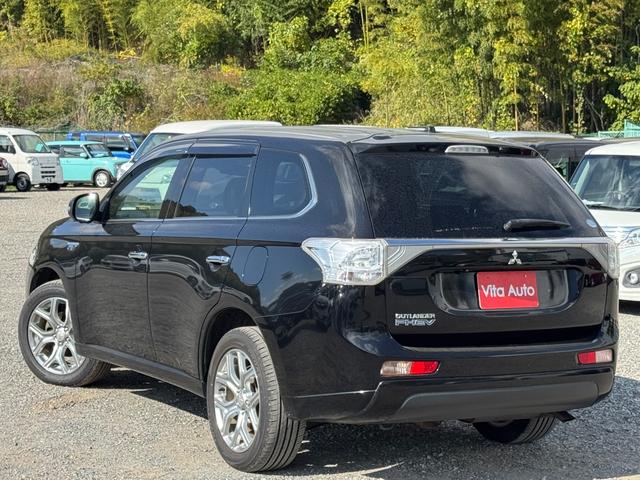 アウトランダーＰＨＥＶ Ｇナビパッケージ　４ＷＤ　ＳＤナビ　フルセグＴＶ　リアカメラ　スマートキー　ＨＩＤヘッドライト　衝突軽減ブレーキ　Ｂｌｕｅｔｏｏｔｈ　ＡＣＣ　純正１８インチアルミ　ＥＴＣ（10枚目）