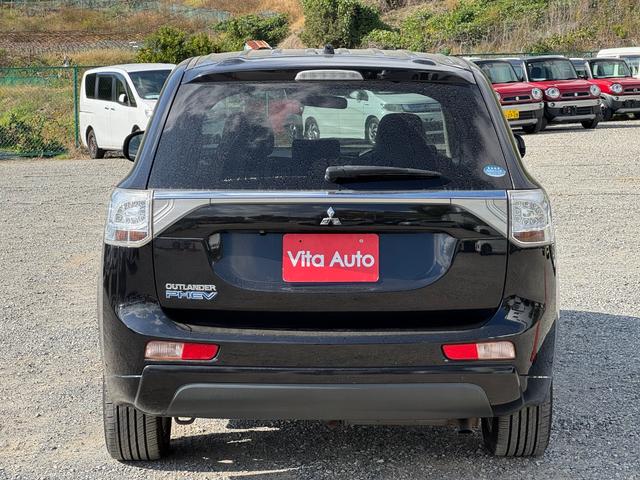 アウトランダーＰＨＥＶ Ｇナビパッケージ　４ＷＤ　ＳＤナビ　フルセグＴＶ　リアカメラ　スマートキー　ＨＩＤヘッドライト　衝突軽減ブレーキ　Ｂｌｕｅｔｏｏｔｈ　ＡＣＣ　純正１８インチアルミ　ＥＴＣ（12枚目）