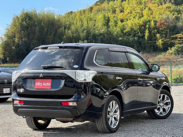 アウトランダーＰＨＥＶ Ｇナビパッケージ　４ＷＤ　ＳＤナビ　フルセグＴＶ　リアカメラ　スマートキー　ＨＩＤヘッドライト　衝突軽減ブレーキ　Ｂｌｕｅｔｏｏｔｈ　ＡＣＣ　純正１８インチアルミ　ＥＴＣ（13枚目）