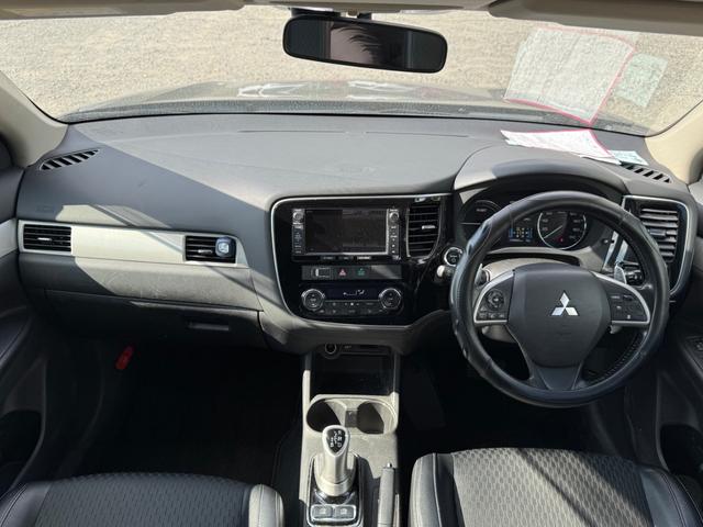 アウトランダーＰＨＥＶ Ｇナビパッケージ　４ＷＤ　ＳＤナビ　フルセグＴＶ　リアカメラ　スマートキー　ＨＩＤヘッドライト　衝突軽減ブレーキ　Ｂｌｕｅｔｏｏｔｈ　ＡＣＣ　純正１８インチアルミ　ＥＴＣ（18枚目）