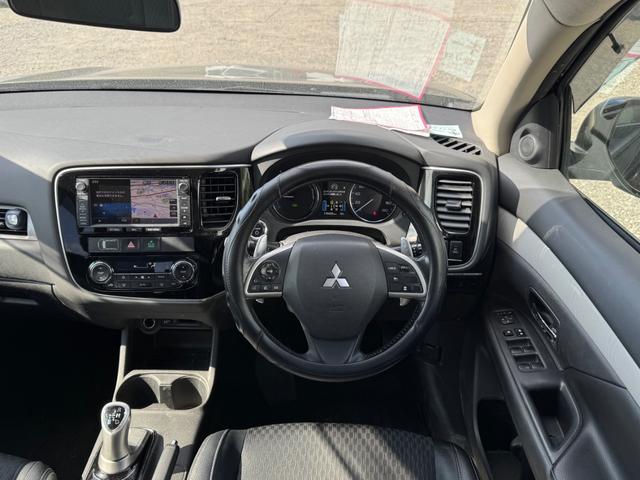 アウトランダーＰＨＥＶ Ｇナビパッケージ　４ＷＤ　ＳＤナビ　フルセグＴＶ　リアカメラ　スマートキー　ＨＩＤヘッドライト　衝突軽減ブレーキ　Ｂｌｕｅｔｏｏｔｈ　ＡＣＣ　純正１８インチアルミ　ＥＴＣ（19枚目）