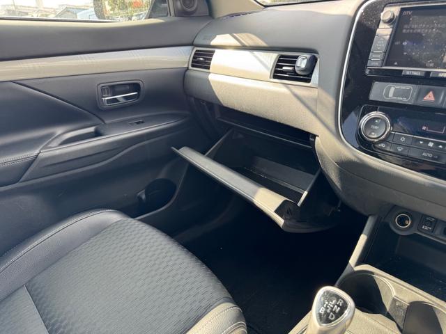 アウトランダーＰＨＥＶ Ｇナビパッケージ　４ＷＤ　ＳＤナビ　フルセグＴＶ　リアカメラ　スマートキー　ＨＩＤヘッドライト　衝突軽減ブレーキ　Ｂｌｕｅｔｏｏｔｈ　ＡＣＣ　純正１８インチアルミ　ＥＴＣ（45枚目）