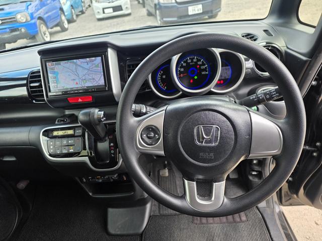 Ｎ－ＢＯＸカスタム Ｇ　ＳＳブラックスタイルパッケージ　メモリーナビ　フルセグＴＶ　リアカメラ　スマートキー　ＨＩＤヘッドライト　両側パワスラ　シートヒーター　Ｂｌｕｅｔｏｏｔｈ　純正１４インチアルミ　ＥＴＣ（18枚目）