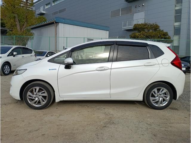 フィットハイブリッド Ｌパッケージ　メモリーナビ　フルセグＴＶ　リアカメラ　スマートキー　ＨＩＤヘッドライト　Ｂｌｕｅｔｏｏｔｈ　クルコン　純正１５インチアルミ　ＥＴＣ（7枚目）