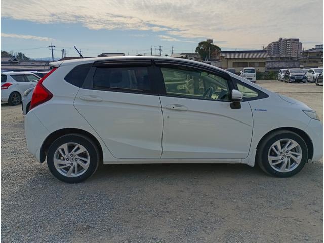 フィットハイブリッド Ｌパッケージ　メモリーナビ　フルセグＴＶ　リアカメラ　スマートキー　ＨＩＤヘッドライト　Ｂｌｕｅｔｏｏｔｈ　クルコン　純正１５インチアルミ　ＥＴＣ（8枚目）