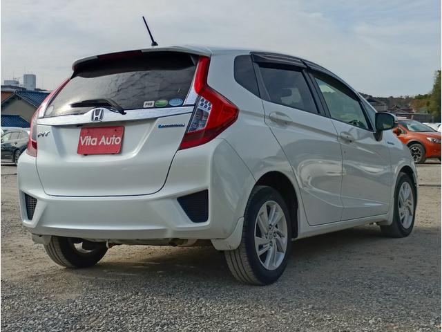 フィットハイブリッド Ｌパッケージ　メモリーナビ　フルセグＴＶ　リアカメラ　スマートキー　ＨＩＤヘッドライト　Ｂｌｕｅｔｏｏｔｈ　クルコン　純正１５インチアルミ　ＥＴＣ（13枚目）