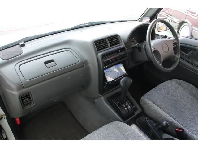 シンプルですが武骨な印象も漂うコックピットです