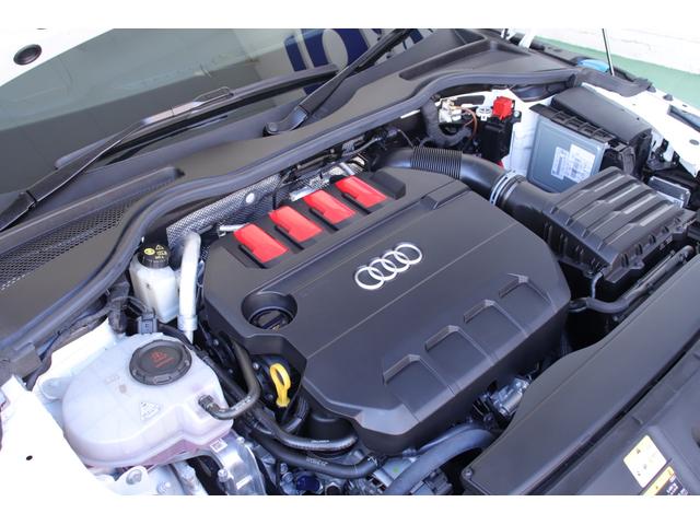 エンジンルームからも美しさをアピールさせてください♪