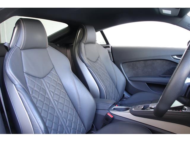 ホールド性の高いシートデザインで安定感のあるポジションで快適にドライブできます☆