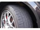 タイヤは４本とも５分山程度ございます。このままでも使用可能ですが、当店ではお安く新品タイヤ交換させて頂きます。スタッフにお申し付け下さい。