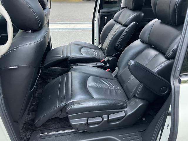 エルグランド ライダー　黒本革シート　ブラックライン・パワーシート・両側パワスラ・オーテック・エアロ・パワーバックドア・純正フリップダウンモニター・デジミラ・車高調・社外２０インチＡＷ・７人乗り・オットマンシート・シートヒーター・（15枚目）
