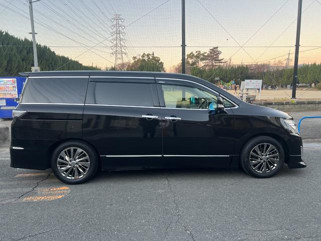 エルグランド ライダー 黒本革シート ライダー・黒革シート・シートヒーター・フリップダウンモニター・パワーバックドア・アラウンドビューモニター・クルーズコントロール・エアロ・両側パワースライドドア・(5枚目)