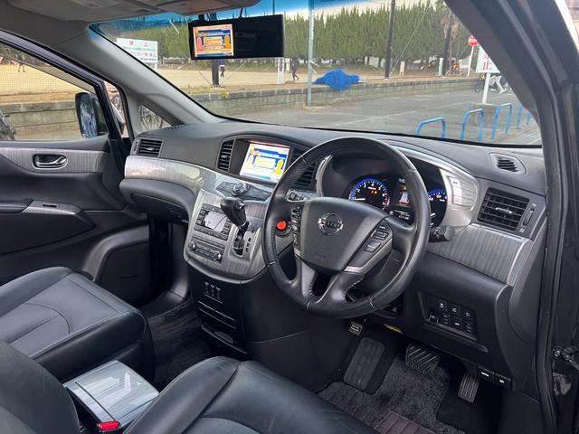 エルグランド ライダー 黒本革シート ライダー・黒革シート・シートヒーター・フリップダウンモニター・パワーバックドア・アラウンドビューモニター・クルーズコントロール・エアロ・両側パワースライドドア・(10枚目)