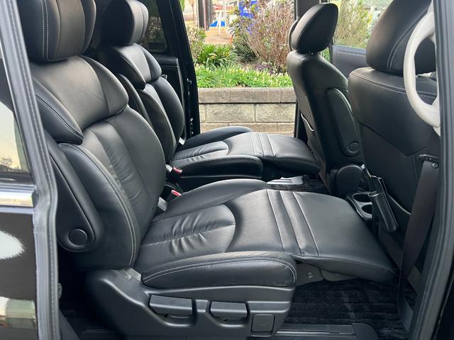 エルグランド ライダー 黒本革シート ライダー・黒革シート・シートヒーター・フリップダウンモニター・パワーバックドア・アラウンドビューモニター・クルーズコントロール・エアロ・両側パワースライドドア・(15枚目)