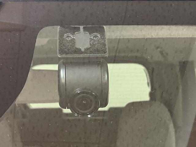 前後ドライブレコーダーを装備！ナビ連動型なので、録画した映像はナビの画面で簡単に再生できるので安心です♪