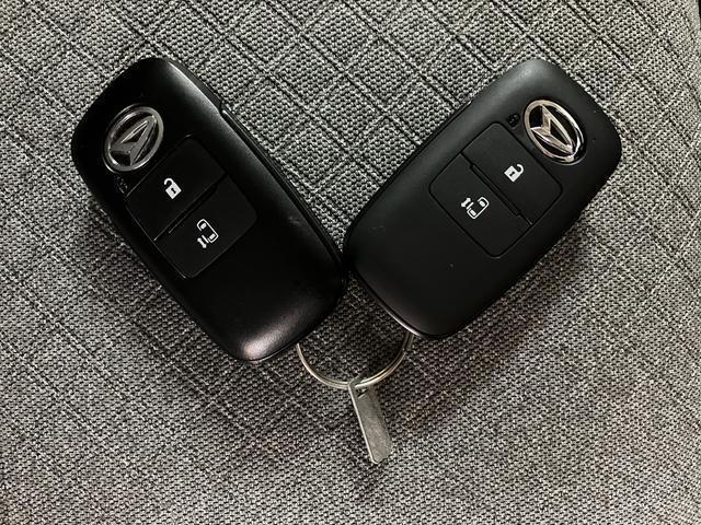 キーフリーキーを装備。キーを持ち歩いて頂くだけで、スイッチ操作でドアロックの開閉やエンジンスタートも出来ます！