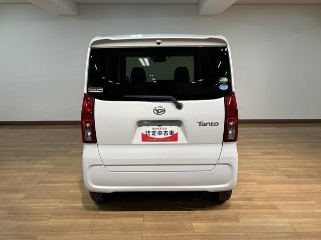 フロントシートはゆったり広々座れるベンチシートを採用。アームレストも左右別々で用意されています！