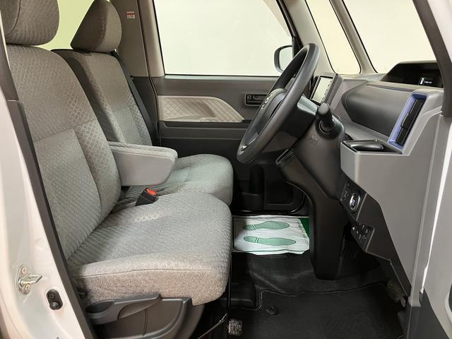 運転席には座面の高さを調整できるシートリフターを装備！目線の高さを変えることで運転がしやすくなります！