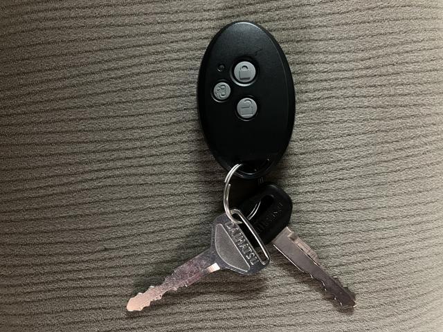 リモコンキーを装備！少し離れた位置からドアロックの開閉が出来、電動スライドドアも操作できます