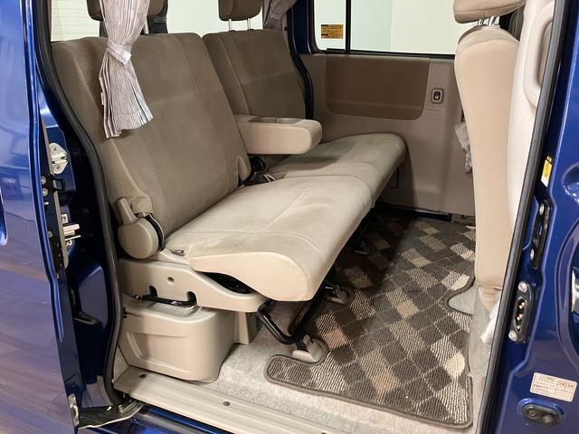 リヤシートも足元ひろびろ、ゆったりお乗り頂けます♪センターにはアームレストもあるので、長距離でもラクラクです。