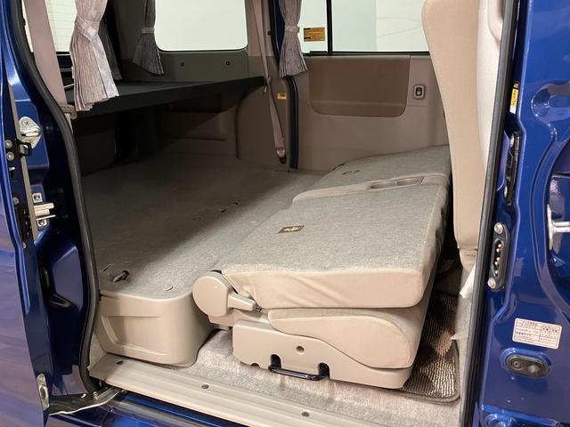 リヤシートを両席ともに倒せば人が寝ころべるぐらいのスペースが出来ますよ！車中泊もしっかりできますね！