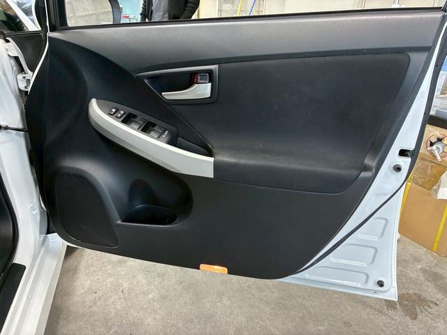 プリウス L 禁煙 社外ナビ ETC 社外18インチアルミホイール ユーザー様買取車両 内外装クリーニング済み(22枚目)