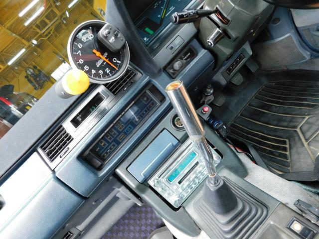 ソアラ ２．０ＧＴ　ツインカム　５速ＭＴ　車高調　マフラー　スピードスターマークＩＩ１２Ｊ　バケットシート　タコ足　叩き出し　外品メーター　エアクリ　ファッシュボード植毛塗装　デジタルメーター（4枚目）
