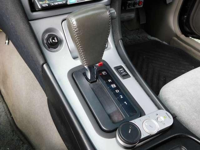 ローレル メダリスト　車高調・フルエアロ・１９インチアルミ・Ｔベルト交換済みイカリング・ＬＥＤテール・車高調・フルエアロ・ナビ／ＴＶ◆１９インチアルミ・プロジェクターライト・ワンオフマフラー・内装（植毛塗装）・ウーハー（6枚目）