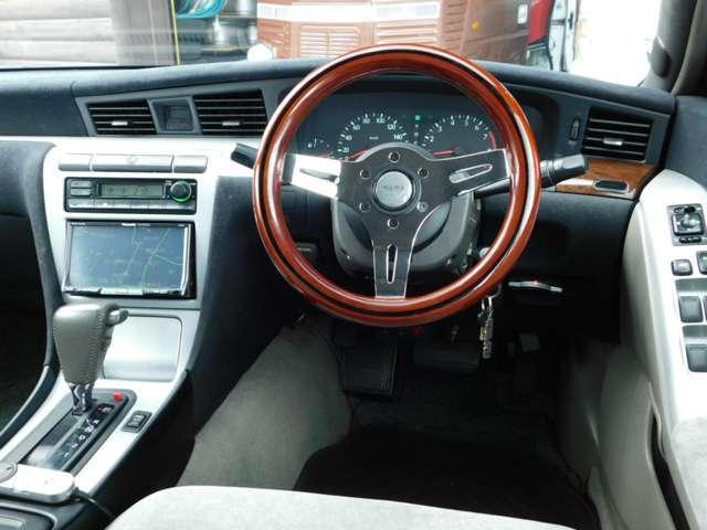 ローレル メダリスト　車高調・フルエアロ・１９インチアルミ・Ｔベルト交換済みイカリング・ＬＥＤテール・車高調・フルエアロ・ナビ／ＴＶ◆１９インチアルミ・プロジェクターライト・ワンオフマフラー・内装（植毛塗装）・ウーハー（10枚目）