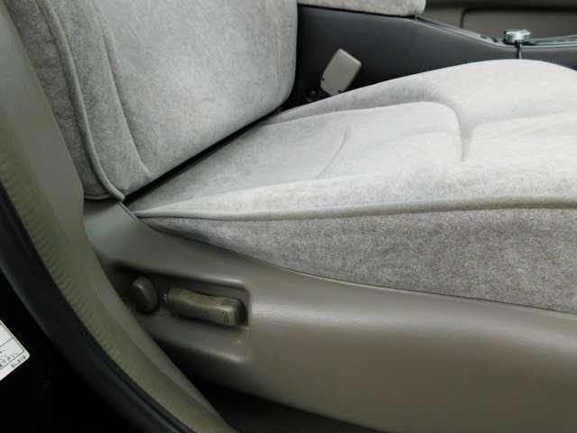 ローレル メダリスト　車高調・フルエアロ・１９インチアルミ・Ｔベルト交換済みイカリング・ＬＥＤテール・車高調・フルエアロ・ナビ／ＴＶ◆１９インチアルミ・プロジェクターライト・ワンオフマフラー・内装（植毛塗装）・ウーハー（13枚目）