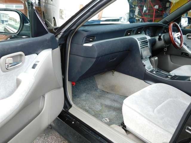 ローレル メダリスト　車高調・フルエアロ・１９インチアルミ・Ｔベルト交換済みイカリング・ＬＥＤテール・車高調・フルエアロ・ナビ／ＴＶ◆１９インチアルミ・プロジェクターライト・ワンオフマフラー・内装（植毛塗装）・ウーハー（14枚目）