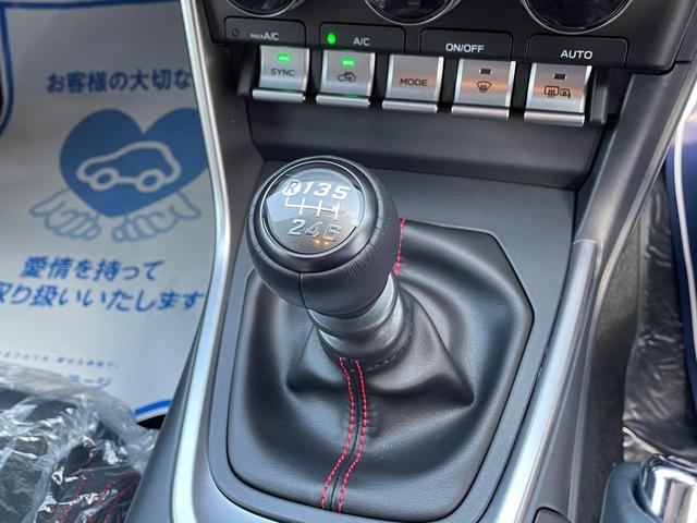 R 登録済み未使用車 現行モデル 6MT リアビークルディテクション LEDヘッド クルコン スマートキー ステアリング連動ヘッドランプ 純正17インチAW ダックテールトランクリッド 横滑り防止機能(4枚目)