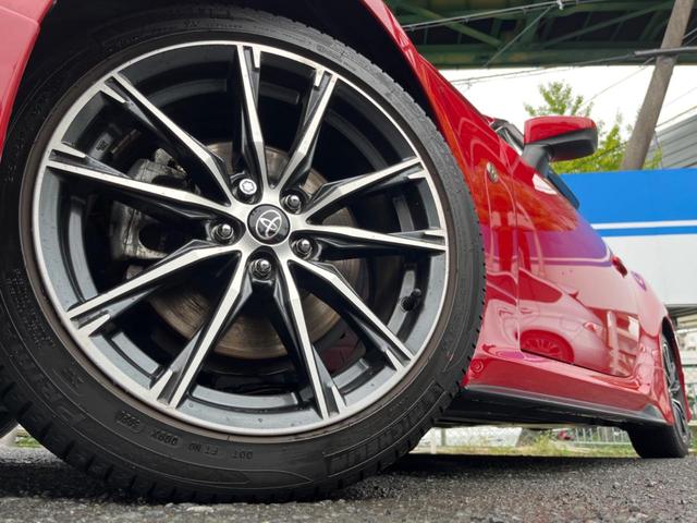８６ ＧＴリミテッド　最終Ｈ型　６速ＭＴ　ＴＲＤフルエアロ　リアスポイラー　ＳＤナビ　バックカメラ　ＥＴＣ　ドライブレコーダー　禁煙車　ハーフレザーシート　シートヒーター　ＬＥＤヘッドライト　純正革巻きステアリング（17枚目）