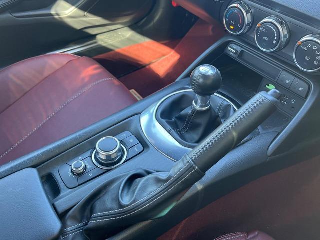 ロードスターＲＦ １００周年特別記念車　６ＭＴ　スマートシティブレーキサポート　ブラインドスポット　車線逸脱　クルコン　ＬＥＤヘッドライト　オートライト　純正１７インチＡＷ　革巻ステアリング　マツダコネクト　ＢＯＳＥサウンドシステム（4枚目）