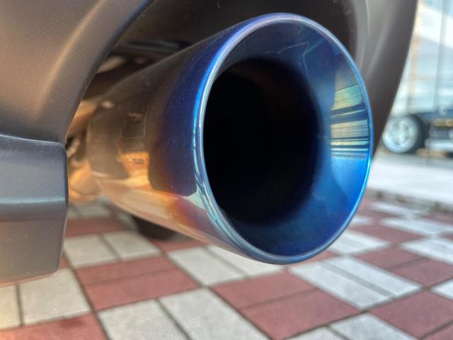 ８６ ＧＴ　６ＭＴ　ＴＥＩＮ製車高調　ＨＫＳマフラー　ｂｒｅｍｂｏ製ブレーキキャリパー　クルコン　ＬＥＤヘッドライト　オートライト　純正１７インチＡＷ　革巻ステアリング　スマートキー　バックカメラ　ＥＴＣ（6枚目）